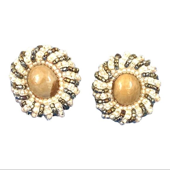 Hand beaded Beige agate pink green ab glass bead round pierced earrings - Picture 3 of 13